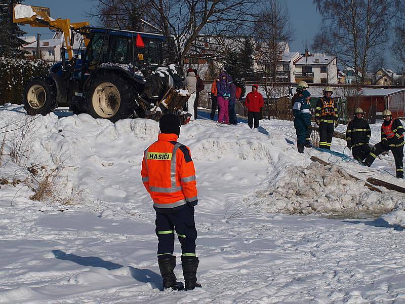 Potopený automobil vytáhl z ledových vod Lipna traktor.
