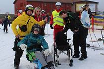 Den s handicapem na Lipně, kde na sjezdovkách leží navzdory téměř jarnímu počasí stále dost sněhu, přilákal rodiny z celého kraje.