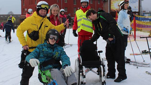 Den s handicapem na Lipně, kde na sjezdovkách leží navzdory téměř jarnímu počasí stále dost sněhu, přilákal rodiny z celého kraje.
