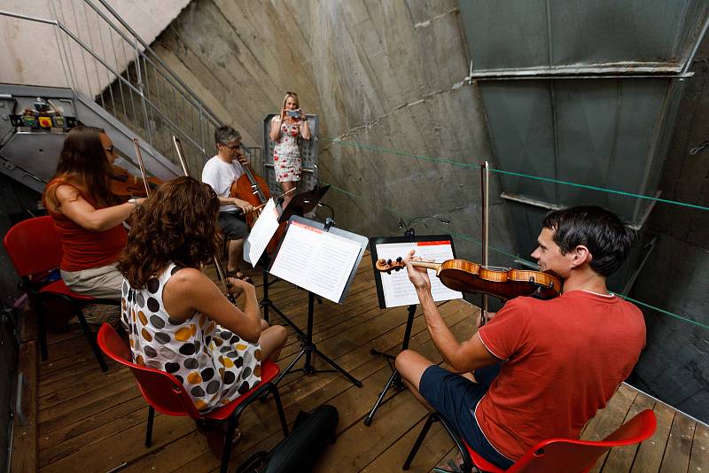 Kvarteto Jihočeské filharmonie zahrálo ve středu odpoledne v podzemních prostorách lipenské elektrárny.
