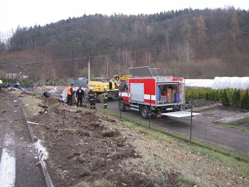 Bagr se uvolnil a skončil v zahradnictví.