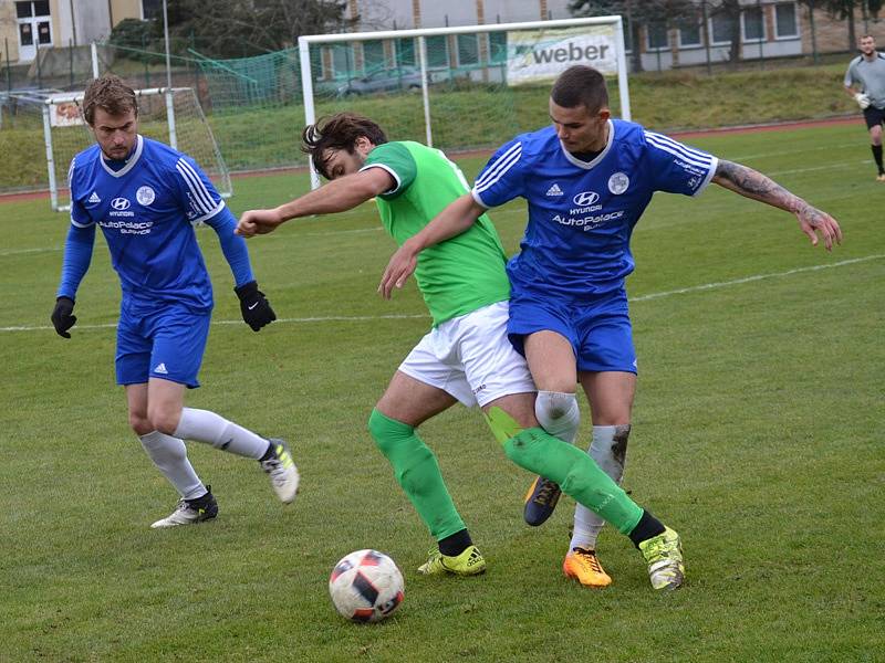 Divize (skupina A) - 15. kolo: FK Slavoj Český Krumlov (zelené dresy) - FK Hořovicko 3:1 (1:0).