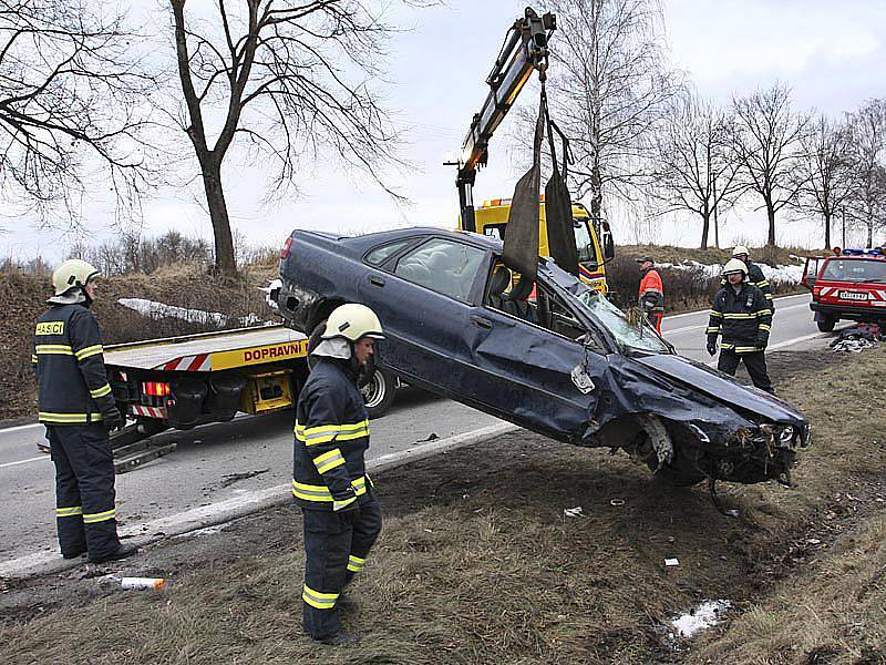 Při havárii osobního vozu Volvo S40 u Velešína se zranily tři osoby.