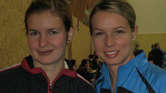 Mimořádně se Těšínský pohár 2010 ze startujícího  českokrumlovského ženského trojlístku vydařil zejména Haně Milisové (vpravo, na snímku s oddílovou spoluhráčkou Štěpánkou Vazačovou).