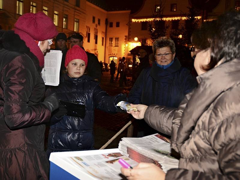 Při Česko zpívá koledy dýchalo v Českém Krumlově náměstí všeobecnou pohodou.