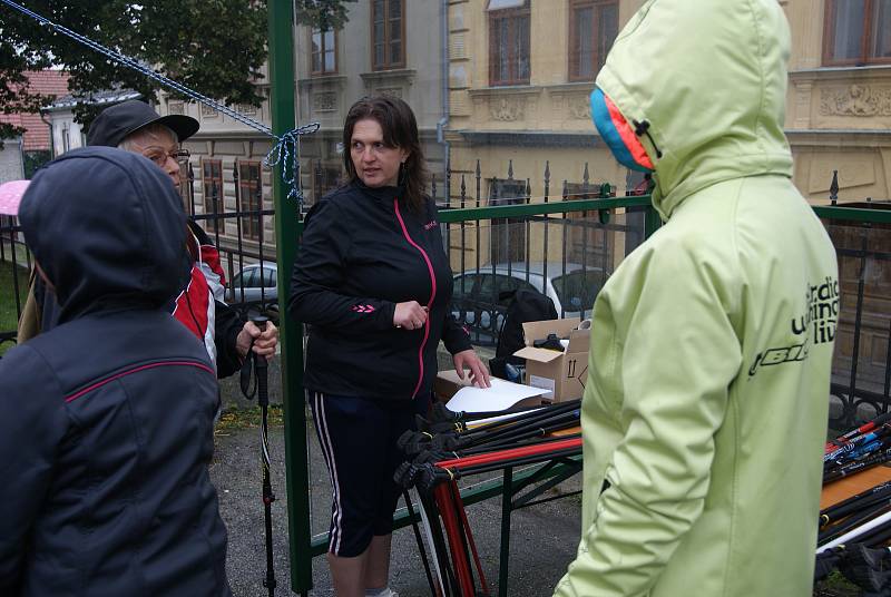 Nordic Walking branou Novohradských hor v Benešově nad Černou se konal i navzdory dešti.