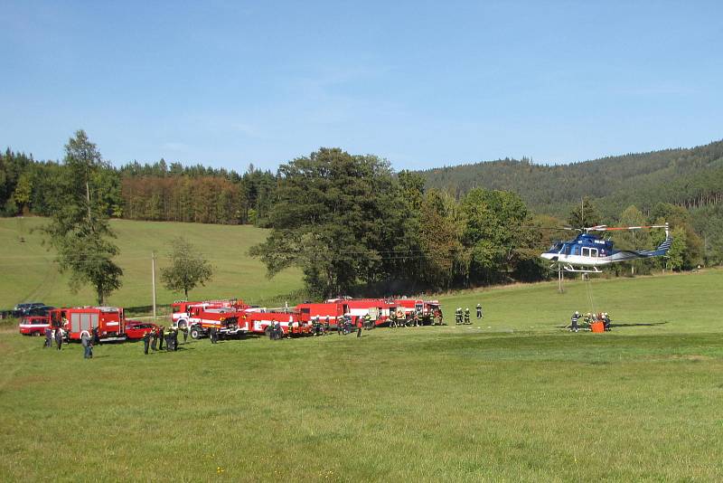 Hasiči z Českého Krumlova a letecká služba policie ČR cvičně hasili u Chvalšin požár lesa.