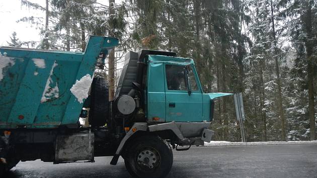 Nákladní auto skončilo na boku v příkopu nedaleko Loučovic.