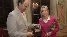 Badmintonistce Haně Milisové předává cenu krumlovský starosta Dalibor Carda.