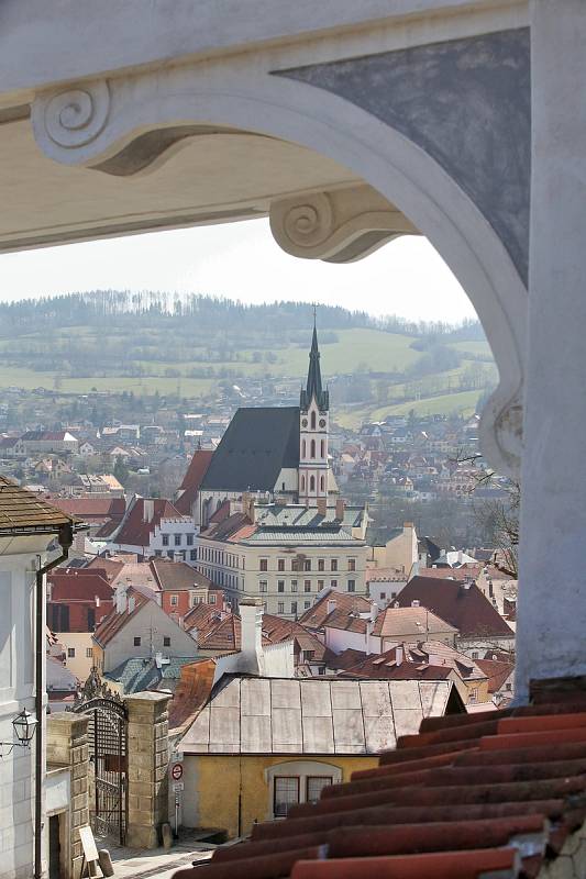 Celosvětová empidemie koronaviru vylidnila i centrum Českého Krumlova, které je běžně zaplaveno turisty.