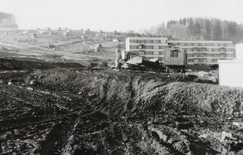 Český Krumlov v 70. letech 20. století. Začátek výstavby sídliště Plešivec II.