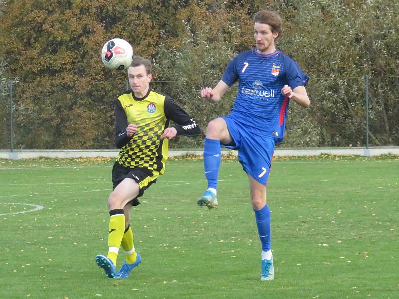 Kapličtí fotbalisté (ve žlutočerných dresech) zvítězili na hřišti Plané 2:1.