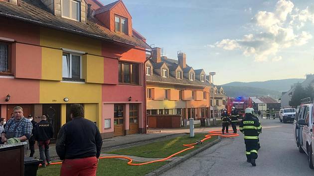 Obyvatele Chvalšin vyděsil unikající plyn. Hasiči zahájili evakuaci čtyř bytovek.