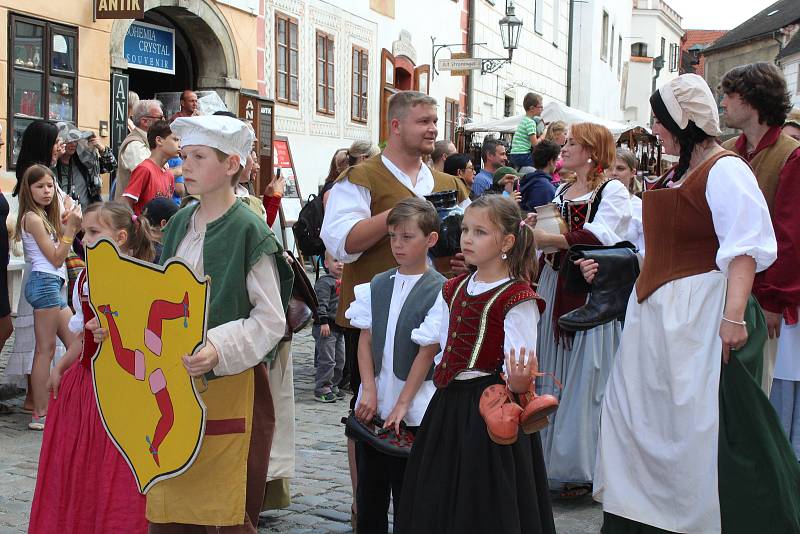 Skvostnou podívanou poskytl hlavní sobotní průvod Slavností pětilisté růže v Českém Krumlově.