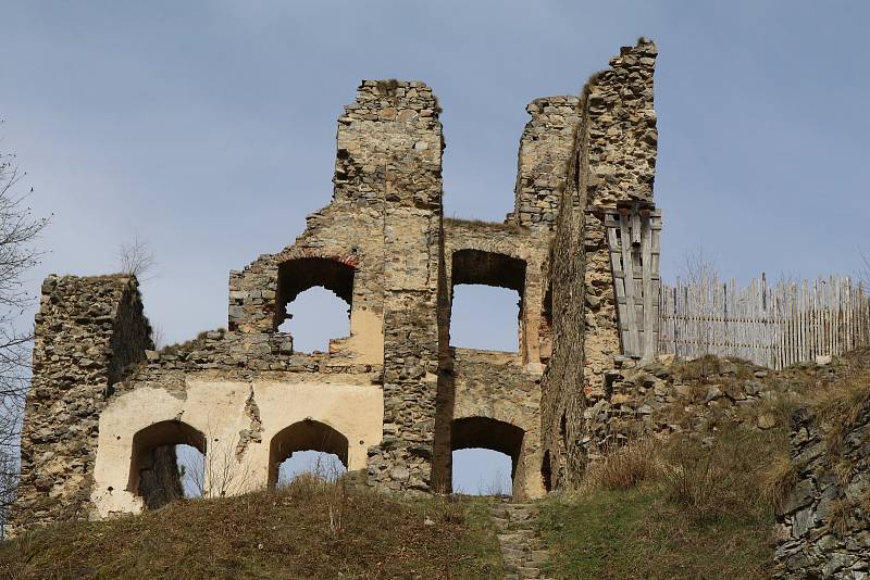 Zřícenina hradu Dívčí Kámen leží v nadmořské výšce 47O metr. Hrad byl založen roku 1349 Rožmberky a rozprostírá se na skalnatém ostrohu Křemežského potoka a řeky Vltavy.