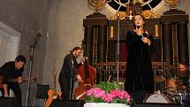 Koncert Jany Kirschner s kapelou v českokrumlovské Synagoze.