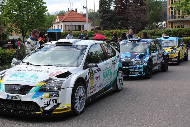 Sedmačtyřicátý ročník Rallye Český Krumlov byl v pátek odpoledne zahájen v Jelence.