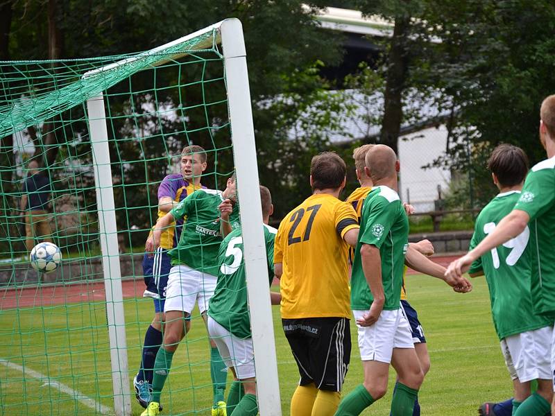 Česká divize (skupina A) - 1. kolo: FK Slavoj Český Krumlov (zelené dresy) - SK Senco Doubravka 0:1 (0:0).