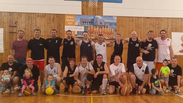 Tradiční turnaj čtvrtí zakončil basketbalovou sezonu v Kaplici. Tentokrát se utkali hráči žijící ve městě s dojíždějícími a z výhry 65:63 se radovali přespolní.