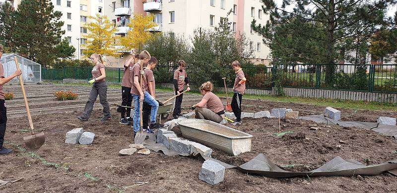 Terénní práce a výsadba v rámci projektu 72 hodin po vedením krumlovských zahrádkářů a organizace Vesnické zahrady.