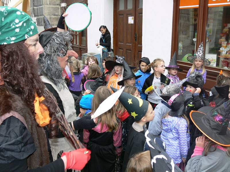 Čarodějnický průvod mateřinky z Vyšehradu.