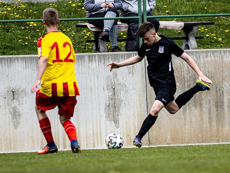 Fotbalisté Dolního Dvořiště (v černém) potvrdili proti Chvalšinám roli favorita a vyhráli 2:0, ale optimální výkon v 19. kole I. B třídy nepředvedli.