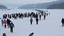 Tisíce lidí dorazily o víkendu zabruslit si na Lipno.