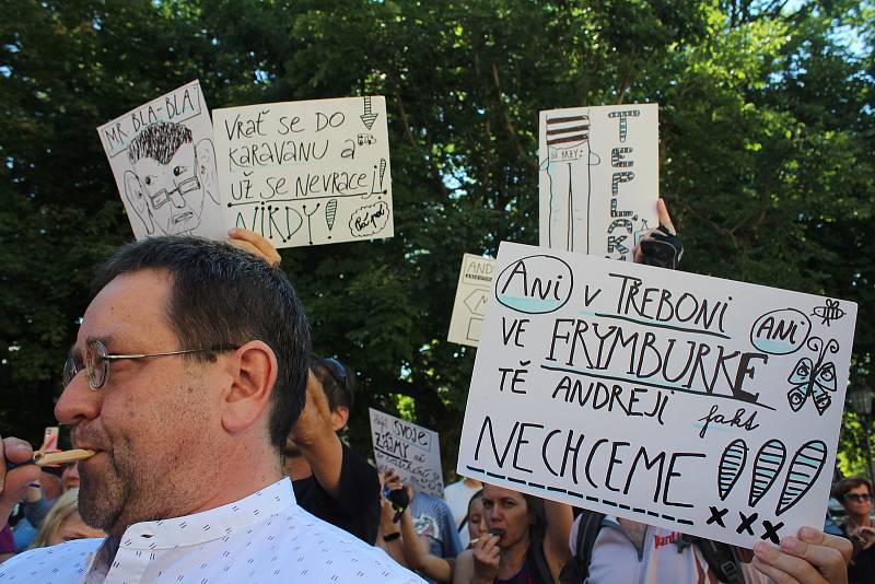 Andrej Babiš na turné po jižních Čechách čelil hlasitému protestu svých odpůrců.