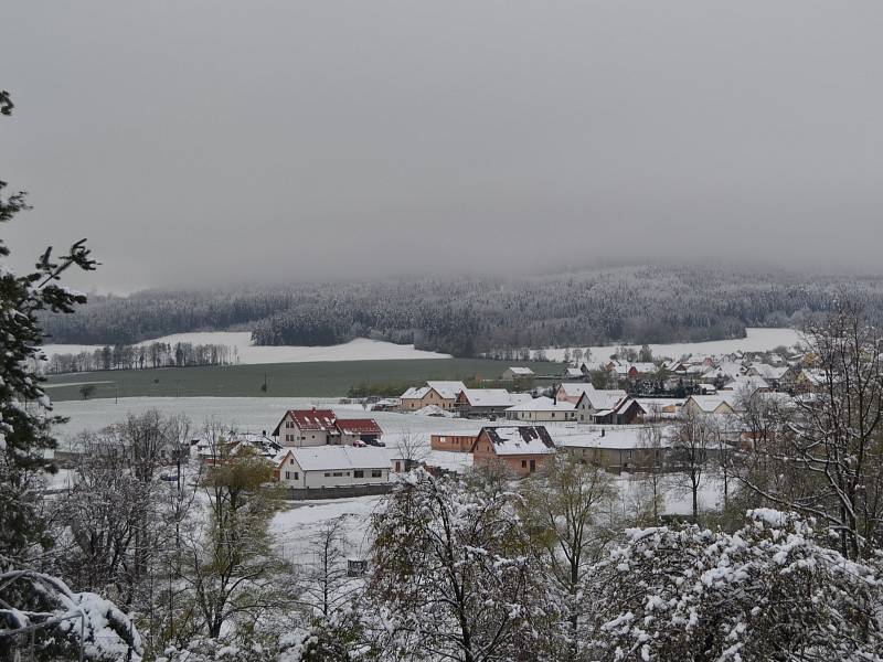 Velká sněhová nadílka v pátek 28. dubna ráno postihla i Podkletí (snímky z Křemže a okolí).