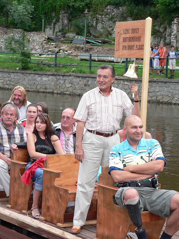 Karel Gott navštívil Český Krumlov 13. července 2005 za doprovodu celé řady známých osobností.