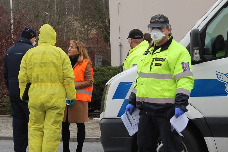 Zeptat se hasičů, jestli nepotřebují pomoc, přijela ředitelka Krajské hygienické stanice Kvetoslava Kotrbová (na snímku).