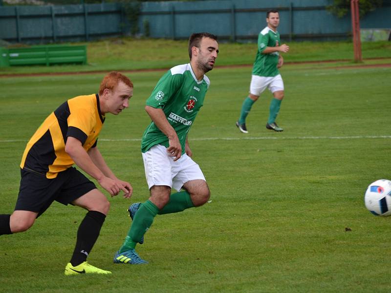 Divize A - 2. kolo: FK Slavoj Český Krumlov (zelené dresy) - FK Olympie Březová 3:0 (1:0).