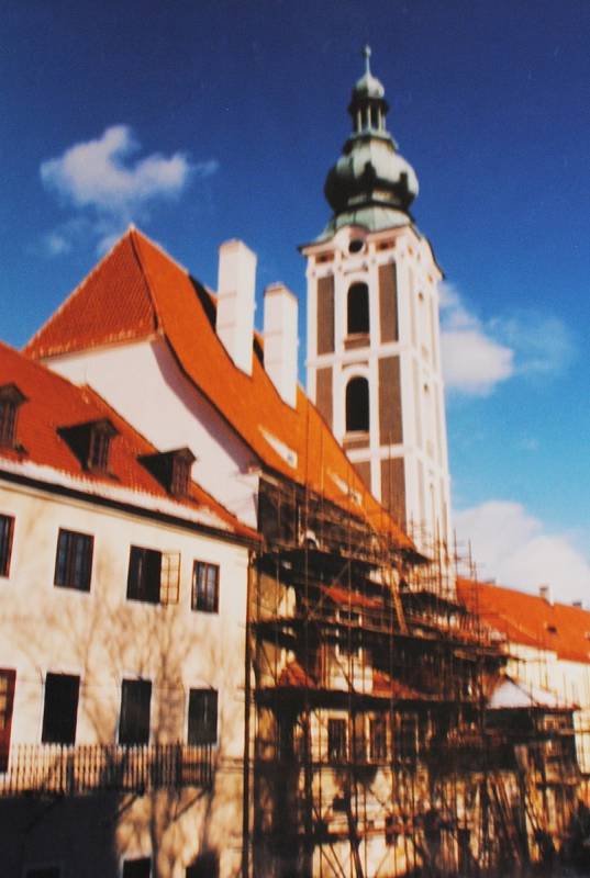 Český Krumlov v roce 1998. Opravená věž sv. Jošta.
