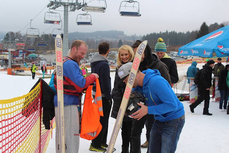 Šestačtyřicet nadšenců na lyžích a na snowboardech zakončilo zimní sezónu stylově, velikonočním přejezdem Lipenské louže.
