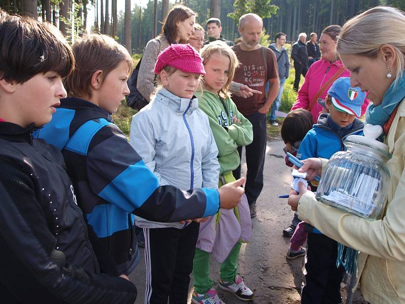 Ještě před instalací sochy mohli lidé napsat na papírky svá poselství budoucím generacím. Vzkazy pak Lipenští umístili do útrob sochy.