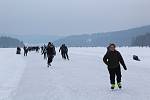 Tisíce lidí dorazily o víkendu zabruslit si na Lipno.