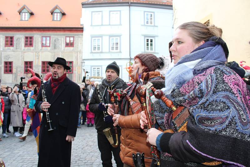 V krumlovských ulicích zavládl pod taktovkou ZUŠ masopustní poprask. Přibyly nové masky a starosta se opět po roce nechal přesvědčit k udělení povolení ke koledě, a ta byla nejen bohatá, ale hlavně pořádně veselá.