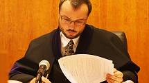 „Václav Ottenschläger je vinen, že při snaze zadržet Karla Dědinu podle zákona o obecní policii při pronásledování neoprávněně použil služební pistoli, čímž spáchal trestný čin ublížení na zdraví,“ sdělil ve středu rozsudek soudce Ondřej Círek.