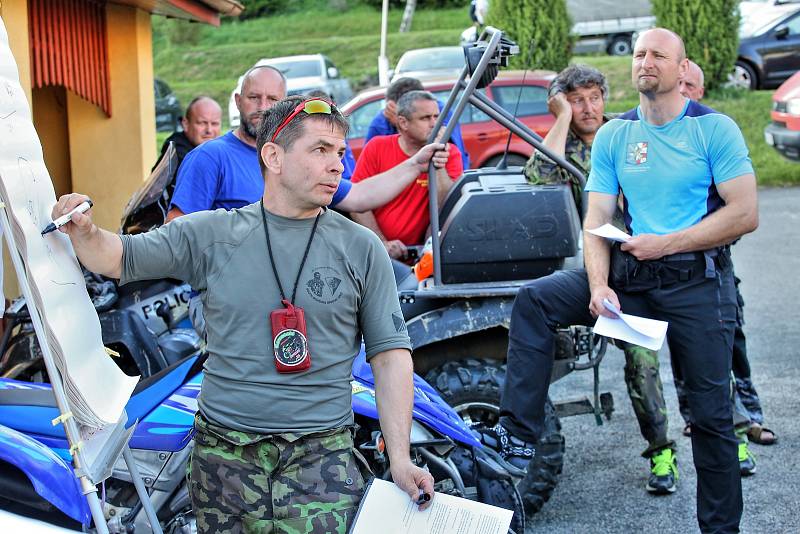 Policisté ze zásahovek z celé republiky se v pátek rozběhnou po lipenských lesích.