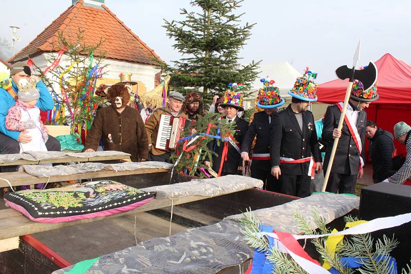 Plešovičtí žili v sobotu masopustem spojeným se zabijačkou.