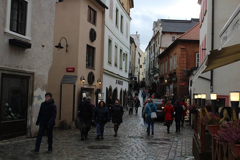 Český Krumlov opět před koncem roku oživili návštěvníci.