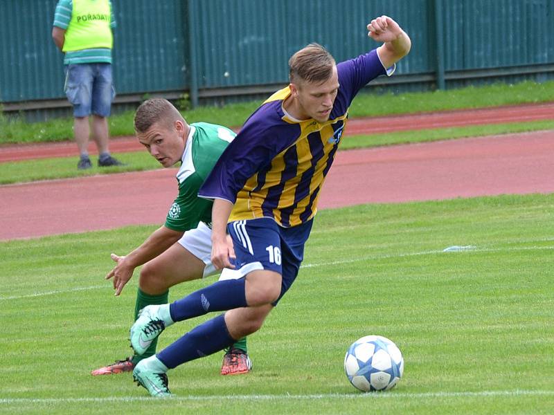 Česká divize (skupina A) - 1. kolo: FK Slavoj Český Krumlov (zelené dresy) - SK Senco Doubravka 0:1 (0:0).