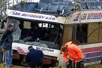 Patrový autobus Neoplan N122 sjel u Nažidel 8. března večer, kolem 20.20, ze sedmimetrového srázu, přetočil se přes střechu a zůstal ležet na levém boku. Zpátky na vozovku ho druhý den vytáhla těžká technika