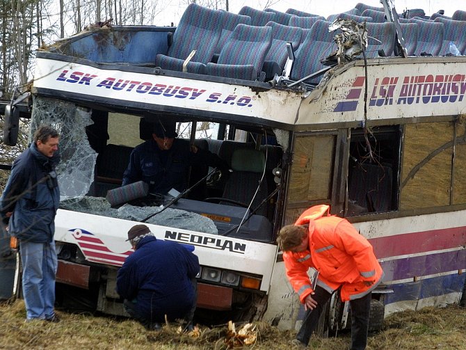 Patrový autobus Neoplan N122 sjel u Nažidel 8. března večer, kolem 20.20, ze sedmimetrového srázu, přetočil se přes střechu a zůstal ležet na levém boku. Zpátky na vozovku ho druhý den vytáhla těžká technika