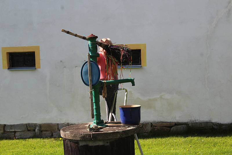 Instalace koštěte pro čarodějnice na pumpu v Zubčické Lhotce.