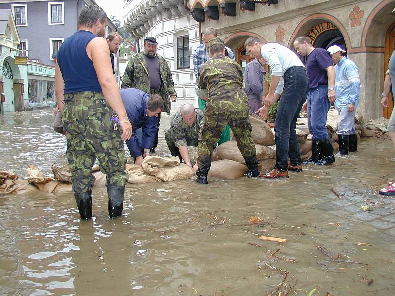Historické centrum Českého Krumlova během druhé vlny povodně 13. srpna 2002.  Foto: František Lippl