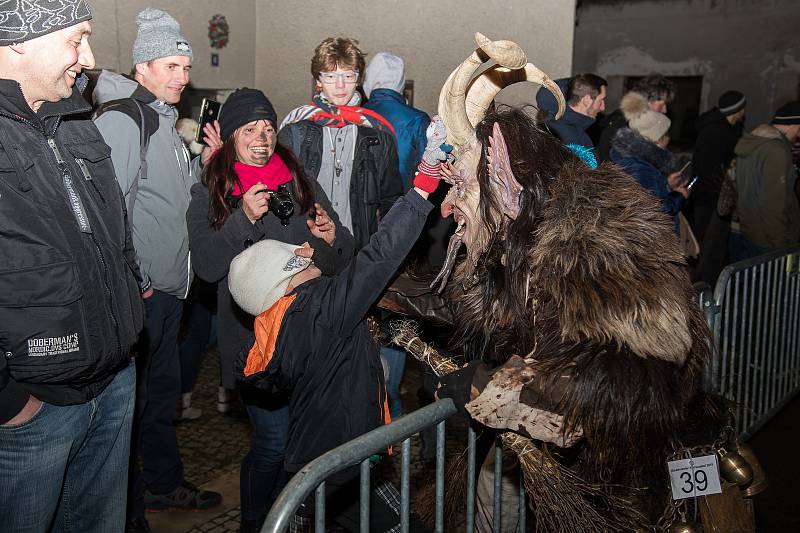 Diváci se během Krampus show v Kaplici náramně bavili.