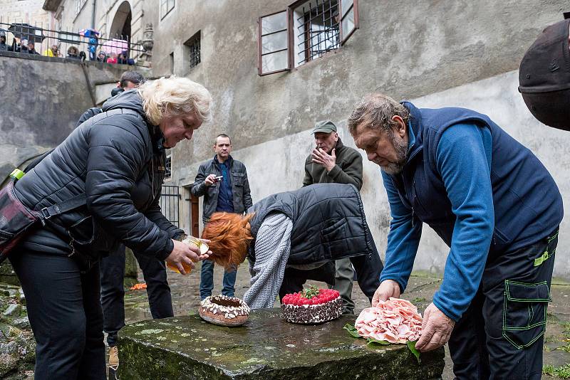 Na obyvatele medvědího příkopu nemohli o Štědrém dni zapomenout obyvatelé Českého Krumlova a okolí.