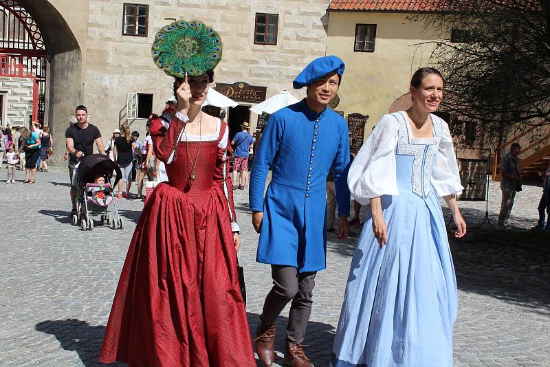 Český Krumlov se vrátil do renesance. Žije Slavnostmi pětilisté růže.