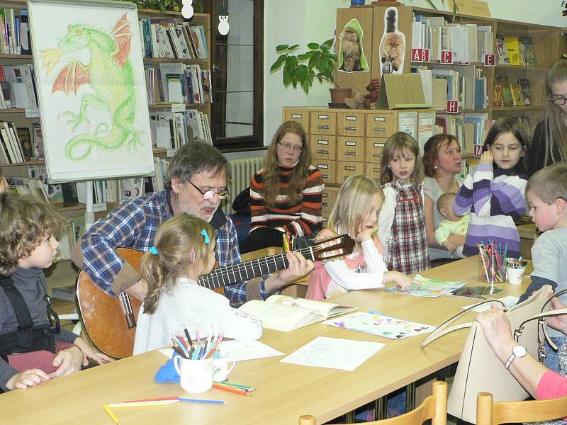 V oddělení pro děti Městské knihovny Český Krumlově měli v pátek napilno, děti se učily kreslit draka od slavného ilustrátora.